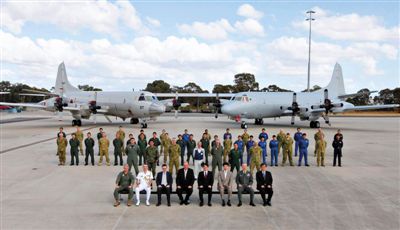 4月29日，參與搜尋馬航失聯(lián)客機(jī)的多國(guó)軍人和軍機(jī)在珀斯皮爾斯空軍基地合影。5月1日，馬航宣布搜尋進(jìn)入新階段，重點(diǎn)將借助不同技術(shù)擴(kuò)大海底搜尋。