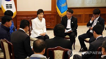 16日下午，樸槿惠接見“世越”號客輪遇難者家屬，并在家屬面前親自道歉。（韓聯(lián)社）