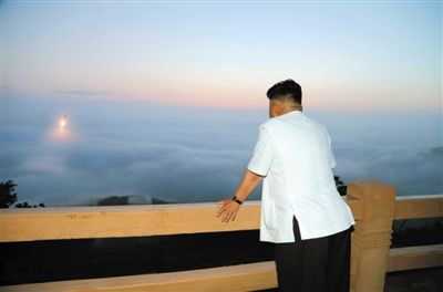 　朝鮮最高領(lǐng)導(dǎo)人金正恩正在觀看導(dǎo)彈發(fā)射。