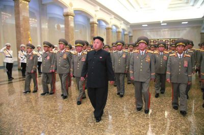 金正恩率領(lǐng)軍隊領(lǐng)導人等前往平壤錦繡山太陽宮瞻仰了金日成、金正日的遺容。