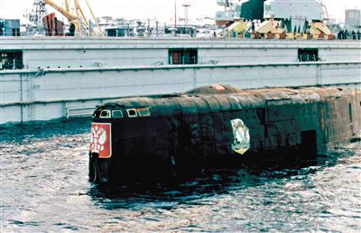 2001年，與失火核潛艇屬于同一級的“庫爾斯克”核潛艇時隔14個月被打撈出海。