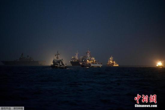 當(dāng)?shù)貢r(shí)間2014年4月24日，搜救人員在全羅南道珍島郡海域24小時(shí)不分晝夜的搜尋沉船事故失蹤者。