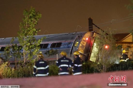 當(dāng)?shù)貢r間5月12日晚，一列美國鐵路公司的火車在費城弗蘭克福段脫軌，導(dǎo)致至少50人受傷。