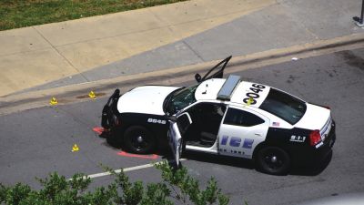 被槍手擊中的警車。新華社發(fā)