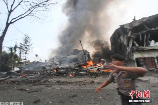 當?shù)貢r間6月30日，印尼棉蘭，印尼一架軍用運輸機起飛不久后在居民區(qū)墜毀，機體爆炸燃成火球。
