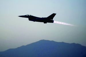 美國軍方19日證實，一架美軍F-16戰(zhàn)斗機上周在阿富汗東部遭到地面火力攻擊，受損嚴重，不得不拋掉兩個油箱以及多件武器彈藥才勉強返航。事發(fā)區(qū)域主要受塔利班控制。過去，塔利班武裝組織曾經(jīng)數(shù)次使用小型火力擊落美軍直升機，但從未擊中能在高空超音速飛行的F-16戰(zhàn)斗機。