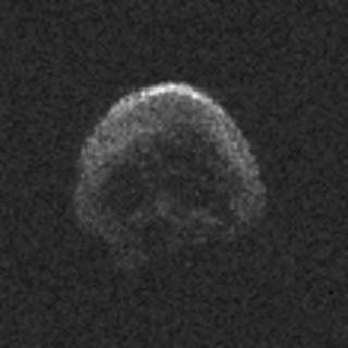 這顆彗星外形酷似骷髏頭，表面甚至可分出眼鼻。