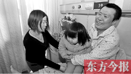 李剛患骨肉瘤急需手術(shù)，最放心不下的就是他的妻子、女兒
