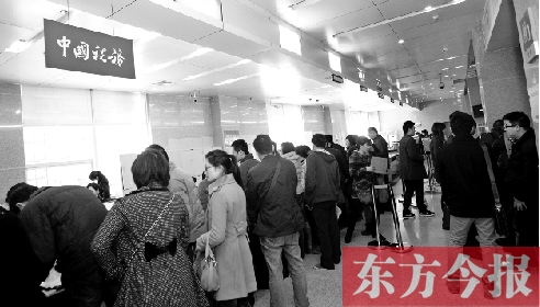 　昨天，在鄭州市房管局辦稅柜臺，迎來絡(luò)繹不絕辦理業(yè)務(wù)的市民