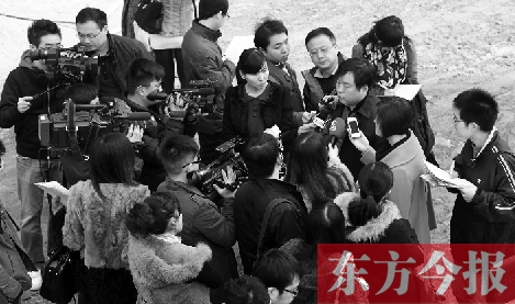 經(jīng)適房“下課”，公租房的申請、租金等備受關(guān)注，圖為鄭州市房管局規(guī)劃和住房保障處處長馮榮智被媒體記者“