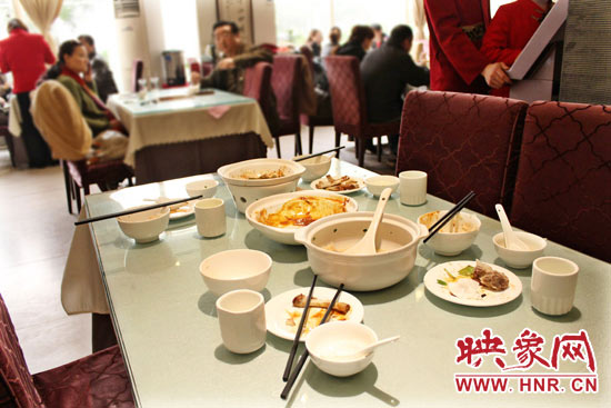 3月22日，阿五美食英協(xié)路店幾位顧客用完餐后，盤子里的食物所剩無幾。