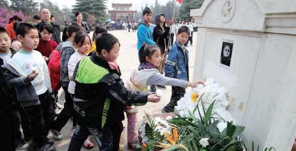 昨天上午，來鄭州市烈士陵園祭掃的小學生將百花擺放在吉鴻昌烈士墓前