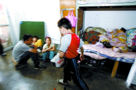 孩子們住在這里，沒有上學(xué)，大部分時(shí)間是練功，出去表演