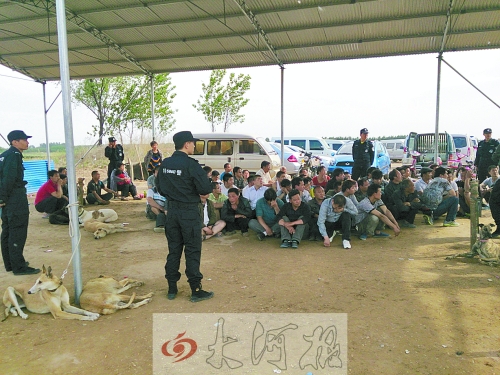 民警突襲賭場，64名涉案人員全部落網(wǎng)。