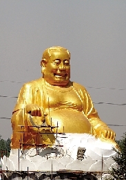 　4月25日，洛陽龍華歡樂園，網(wǎng)上引起熱議的“大背頭彌勒佛”。