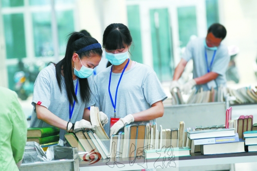 工作人員正在忙著整理書籍,逐一登記、歸類。
