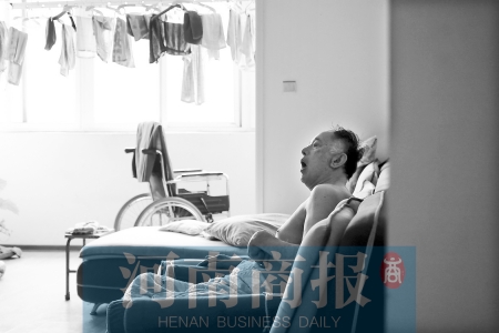 金老先生因偏癱生活不能自理，鄰居說，平時經(jīng)常看到護(hù)工和老人的弟弟前來照顧 實習(xí)生 唐韜/攝