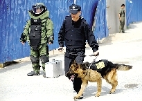 排爆專家、警犬在現(xiàn)場待命。