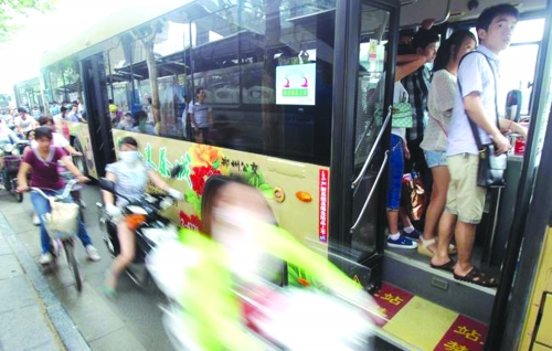 　　7月12日，鄭州市花園路，下班高峰期。
