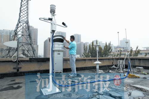鄭州灰霾監(jiān)測站正在調(diào)試，預(yù)計9月將正式投入使用 記者 鄧萬里/攝