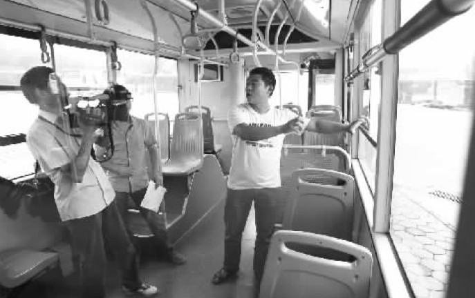 昨日，鄭州市B20路公交車長方先生（右一），講述“色狼”跳窗逃跑時被眾人喊打的情景
