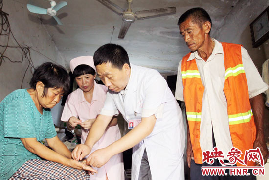 鄭州市管城區(qū)人民醫(yī)院院長(zhǎng)張彥軍親自為謝秀進(jìn)診斷，并為他們帶去了500多元的治療藥品。