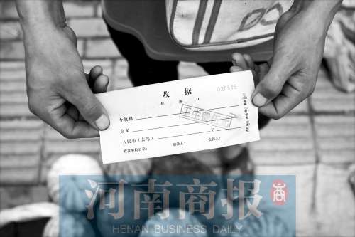 百花路附近的瓜農(nóng)宋師傅交完衛(wèi)生費后收到一張收據(jù)，但沒有收款單位
