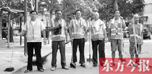 昨天下午6點，6名環(huán)衛(wèi)工人相伴乘坐B1返回27公里外的花園口村。