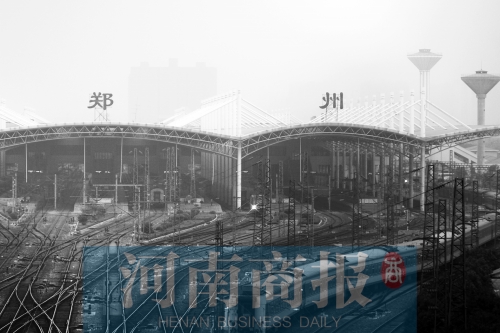 從解放路立交向南望去，火車站南側(cè)一座高樓在霧霾中若隱若現(xiàn)