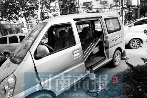 　面包車的后座上，放著被掰掉的車門