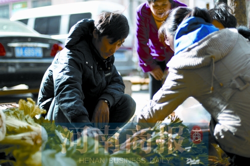 附近的市民得知了他的遭遇，紛紛前來買菜