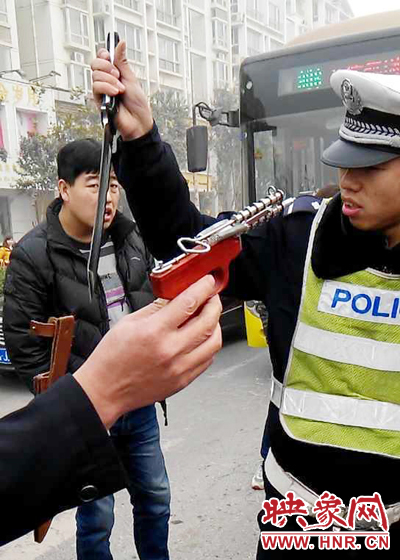 據(jù)當(dāng)事交警描述，男子自知車上有刀，在車輛被逼停后，車上的另一名男子試圖將刀具交給到達(dá)現(xiàn)場的同伴。