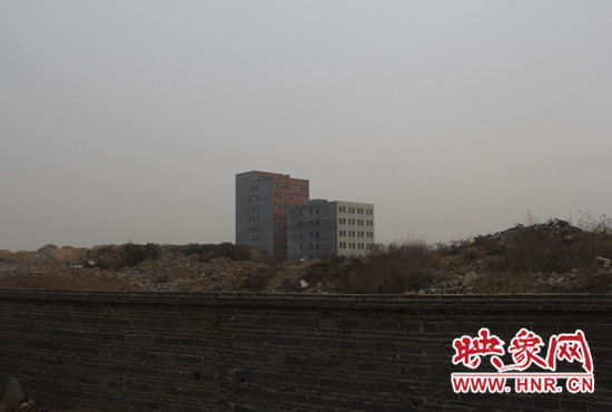 一墻之隔，但內(nèi)外環(huán)境卻截然不同