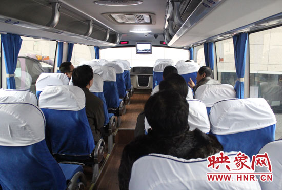 大巴車內(nèi)均在播放著這部以農(nóng)民工討薪為題材的微電影。