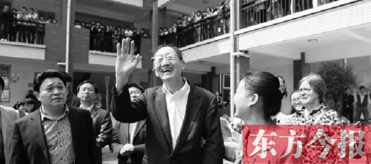 4月23日上午，崔琦偕夫人參觀寶豐一高