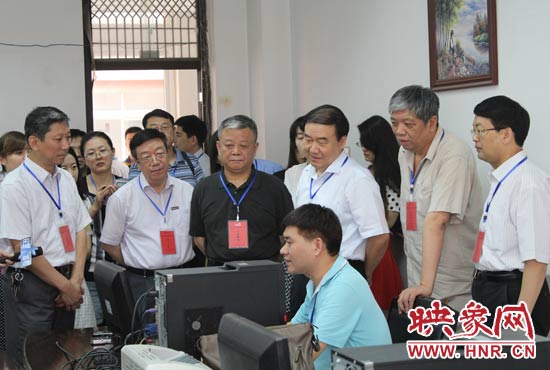 在評卷質(zhì)檢組,工作人員介紹說,今年有四級質(zhì)檢(即小組質(zhì)檢、題組質(zhì)檢、學科質(zhì)檢、省質(zhì)檢),確保嚴把質(zhì)量