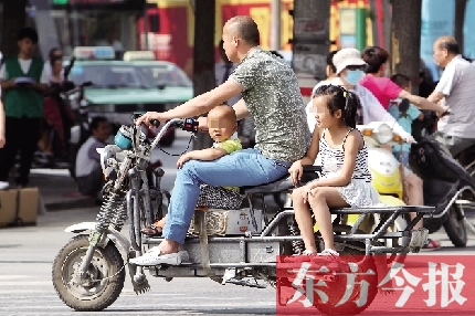 這樣帶著孩子，一個(gè)剎車(chē)，孩子就有可能摔下車(chē)