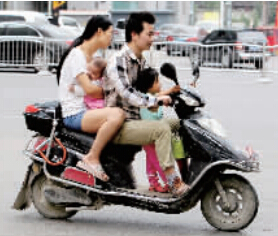 帶著孩子騎電動(dòng)車(chē)，安全一定要放在第一位。