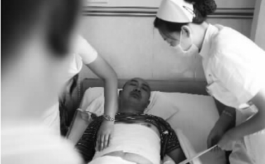 昨天，鄭州市第一人民醫(yī)院，被打傷的鄭州管城區(qū)執(zhí)法隊員唐建偉在接受治療。