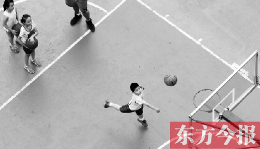 7月2日，河南工業(yè)大學(xué)籃球場內(nèi)，幾名孩子正在接受籃球訓(xùn)練