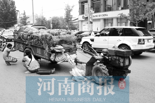 兩車相蹭后，小陳與妻子慌了神
