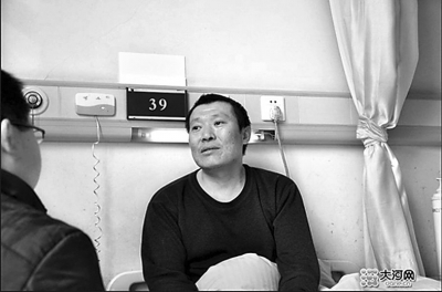　　右圖李剛生前在醫(yī)院接受記者采訪。資料圖片