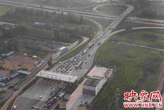 圖為鄭州環(huán)城高速航海路上下口，已經(jīng)出現(xiàn)車輛排隊(duì)情況。