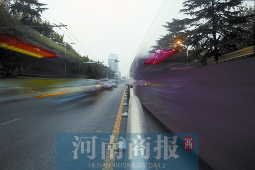如今的建設(shè)路拓寬了不少，各種車(chē)輛川流不息（照片為多次曝光合成）