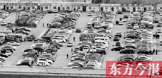 鄭州市文化路北段一個(gè)二手車(chē)交易市場(chǎng)，停放著密集的二手車(chē)