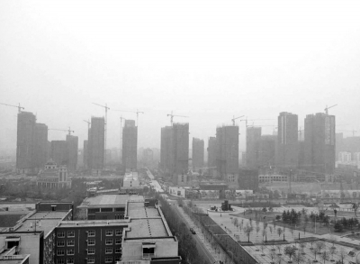 在鄭州市同一地點(diǎn)拍攝的照片，下為1月1日晴朗天氣，上為1月5日霧霾天氣。（拼接圖片）