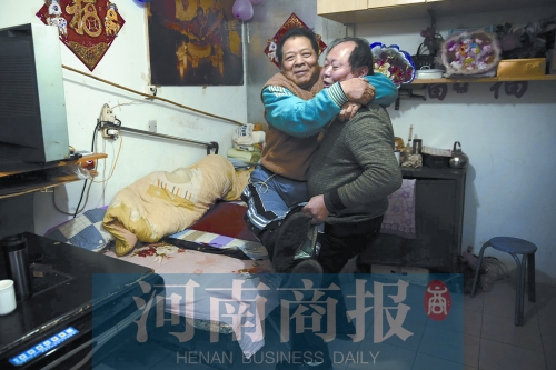 2015年1月15日，老鄰居抱起180斤重的高新海去坐三輪車，準(zhǔn)備出去轉(zhuǎn)轉(zhuǎn)