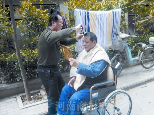 2011年8月18日，老鄰居給高新海剪發(fā)