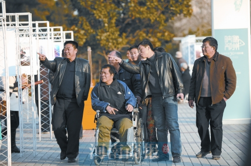 2009年9月15日，老鄰居們陪高新海游綠城廣場(chǎng) 井勇/供圖