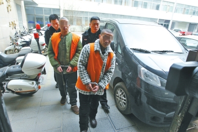 倆刑釋男子，冒充“富二代”，微信搜附近的人，專搶出入娛樂場所女性